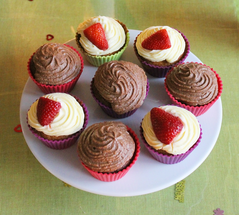 wunderbare Fantasie: Erdbeer Cupcakes mit Vanilletopping und Bananen ...