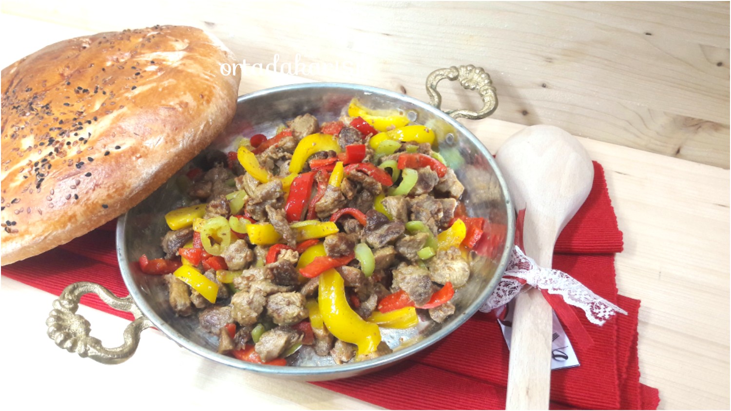 ORTADA KARIŞIK ÜÇ RENKLİ BİBERLİ KAVURMA NASIL YAPILIR