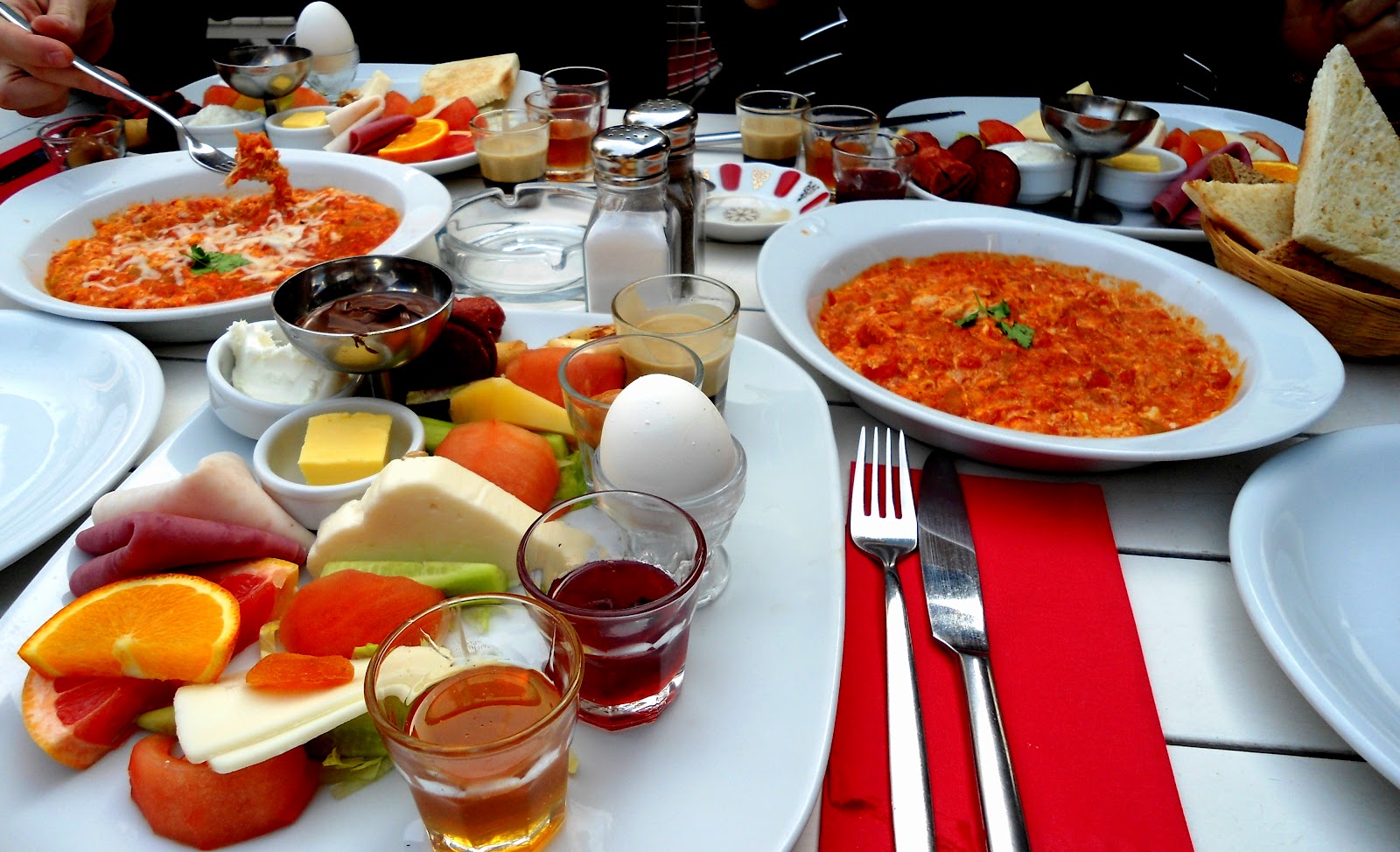 BEBEK�TE HEM ASK HEM DE KAHVALTI DA BASKADIR! )