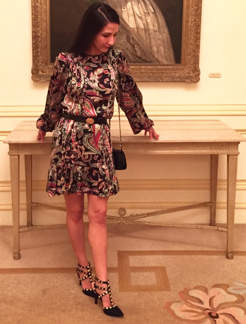 How to Style a Printed Dress for Day and Night - Night time styling How to Style a Printed Dress for Day and Night - Night time styling -up close.