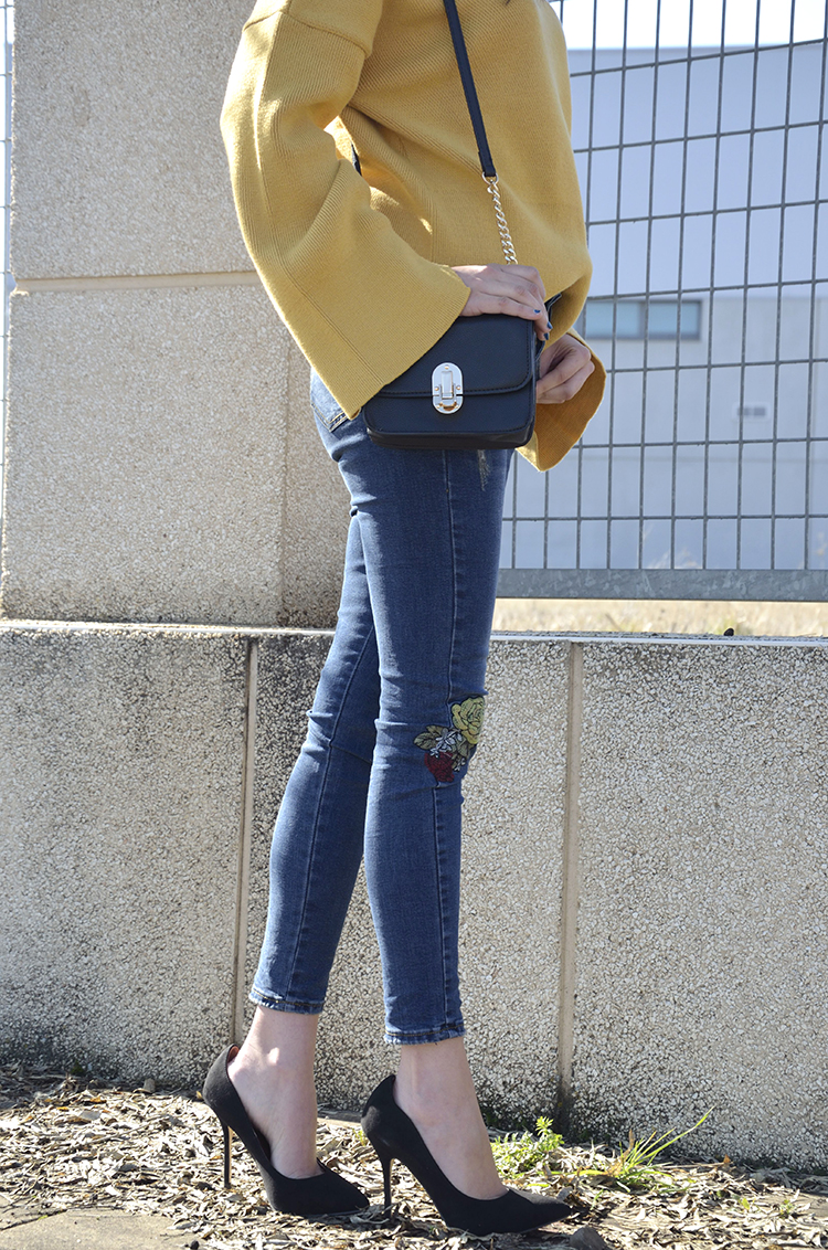 look-bloger-trends-gallery-looks-sweater-mostaza-stilettos-jeans-bordados-fashion-moda