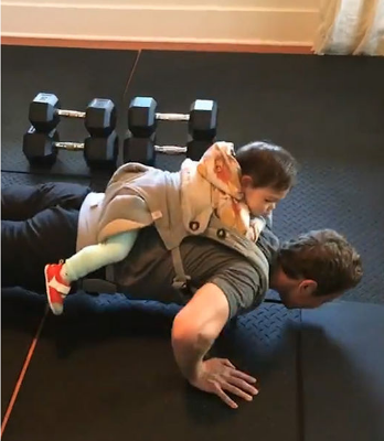 n Cute videos of Mark Zuckerberg working out with his 16 months old daughter in the Gym