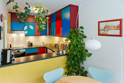 Neue Küchenfronten in blau, rot und türkis bringen Farbe in Ihre Küche