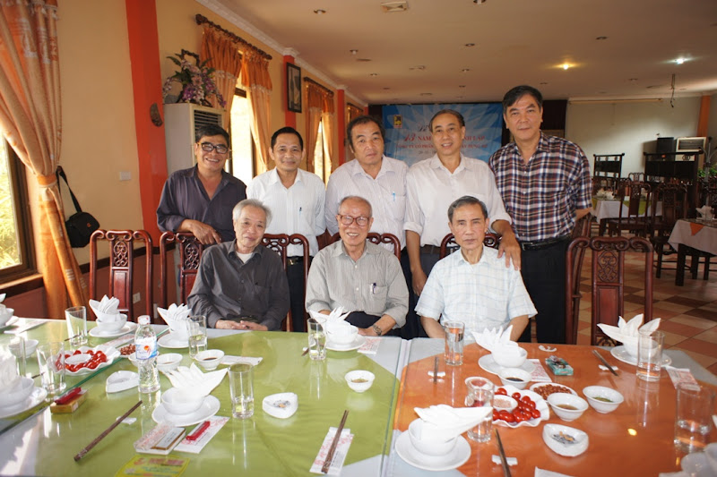 Tại nhà hàng Tuyết Thanh, 166 Trường Chinh, HN: K5 mừng các Thầy Cô.