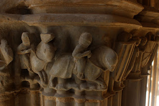 Capitel de los caballeros, en el claustro de la catedral de Pamplona