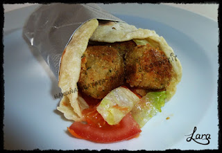 http://cucinaconlara.blogspot.it/2015/06/pita-con-falafel.html