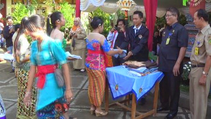 Ogah Corat-Coret, Siswa di Jembrana Sumbangkan Seragam Sekolah