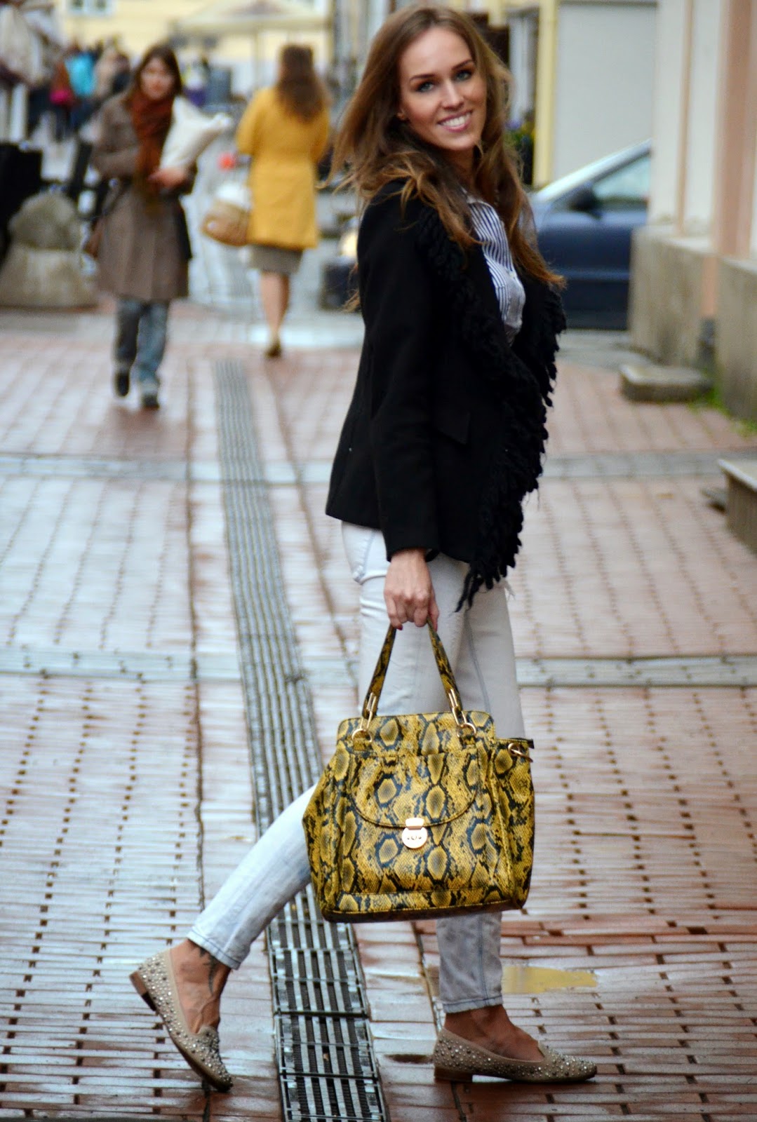 black-white-casual-outfit-yellow-bag