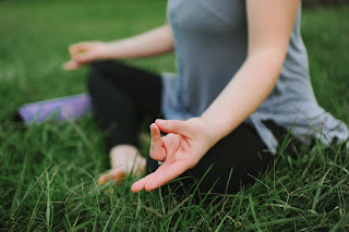 Los principales beneficios de prana mudra son: Mejorar el sistema inmune. Incrementar la energía, de tal forma que sentimos menos la fatiga o el cansancio.