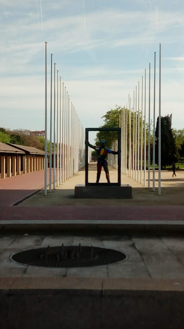 Une des oeuvres d'art du quartier olympique. Sur les poteaux étaient fixés les drapeaux des pays participants aux J.O. en 1992.