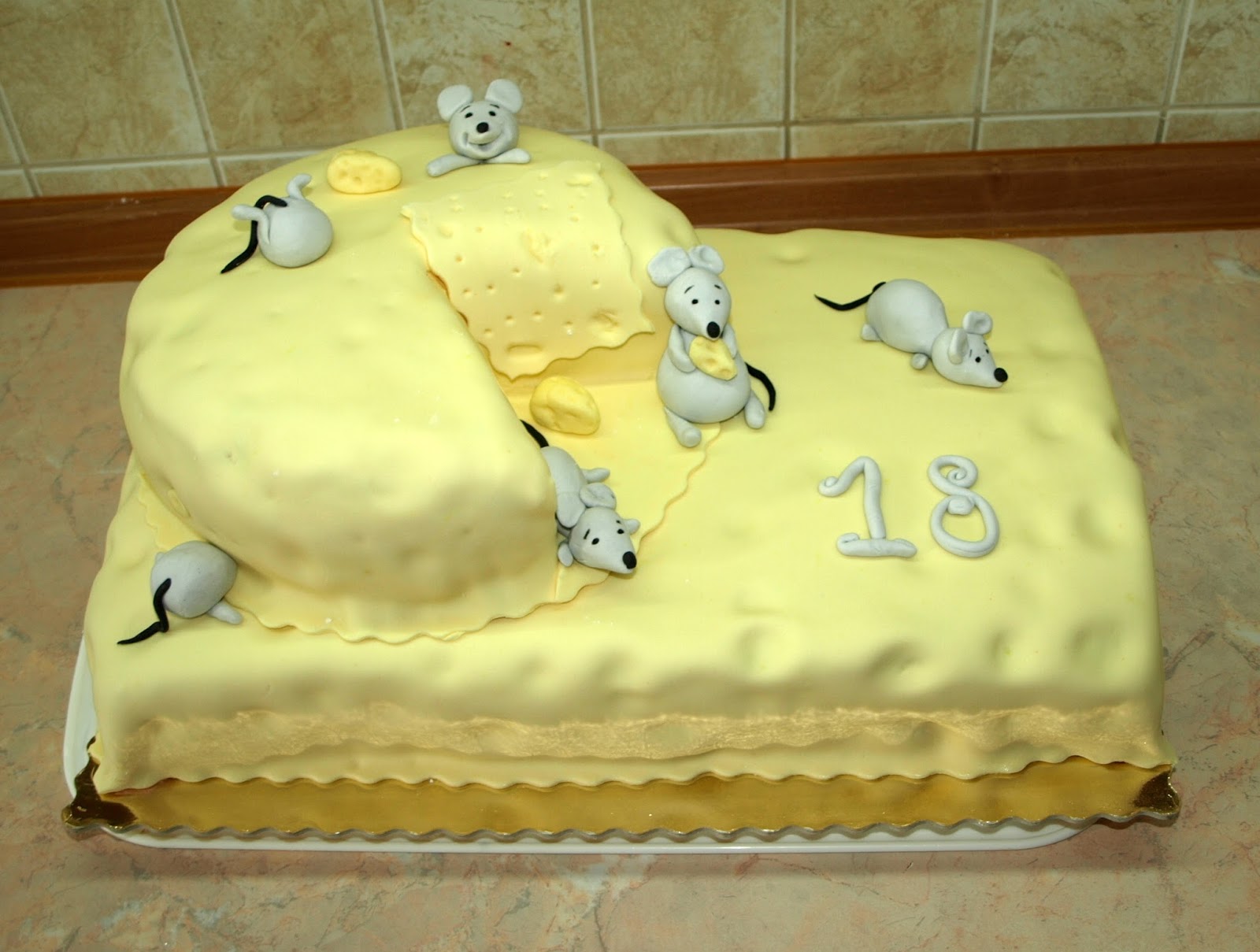 Torty Sylwii. Tort w kształcie sera żółtego na 18tkę