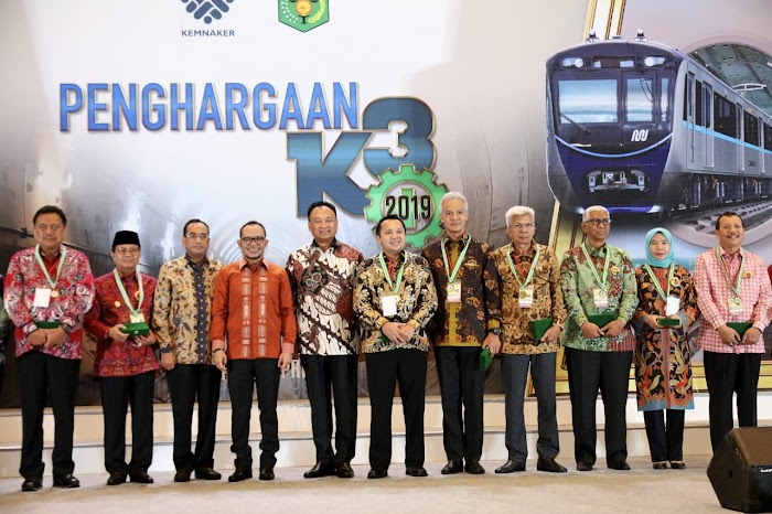 Berhasil Lakukan Pembinaan Ketenagakerjaan, Gubernur Ridho Kembali Raih Penghargaan K3 dari Kemenakertrans Tahun 2019