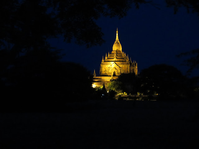 Templos de Bagán en la Noche