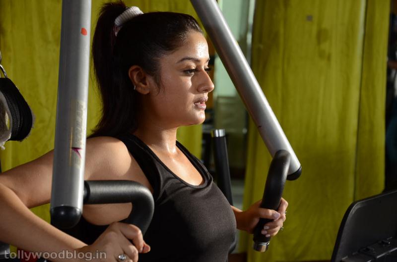 Sonia Agarwal latest workout photos Stills in GYM |Tamil Cinema News ...