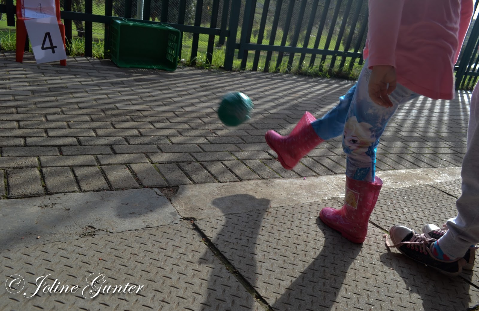 La Femme Joline DIY Soccerballs (using old plastic bags)