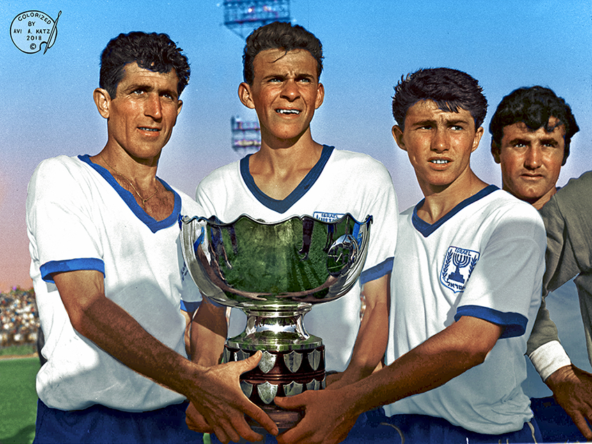 Israel_soc​cer_team_h​olding_Asi​an_cup_196​4a%2BColor