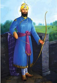 Guru Gobind Singh ji bow, imagem do guru com vestimentas azuis, segurando arco e flecha