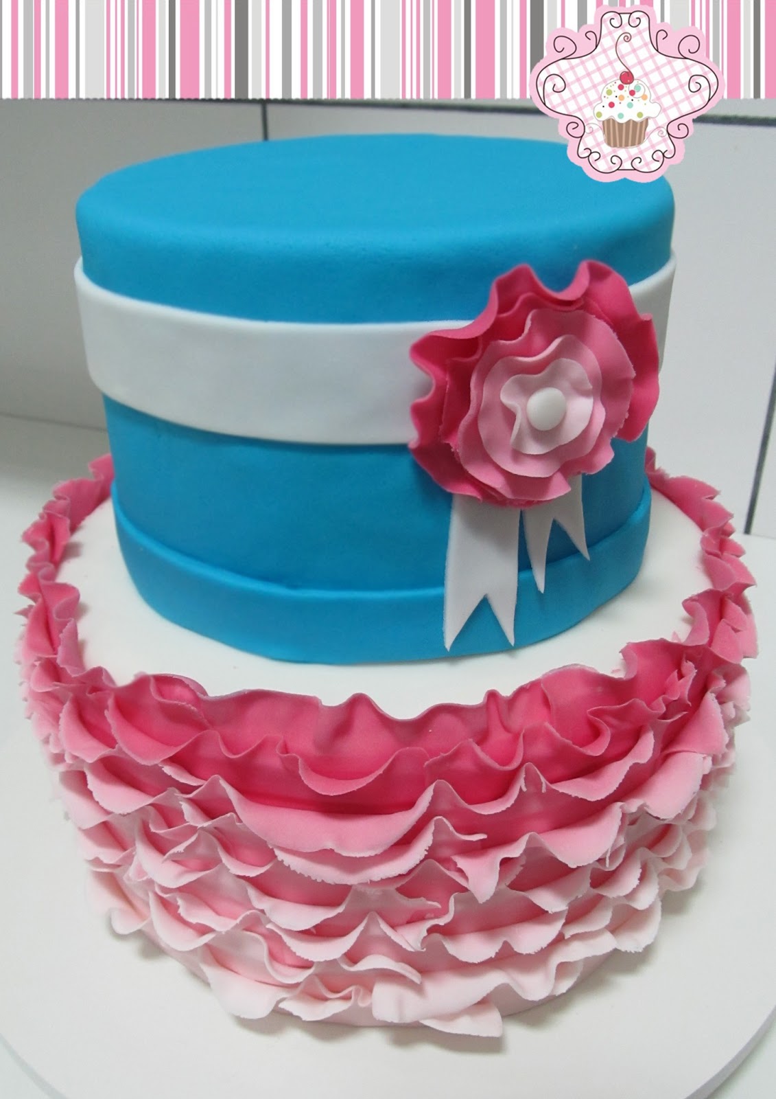 Maria de Açúcar: Bolo Ombré com flor - Azul e Rosa