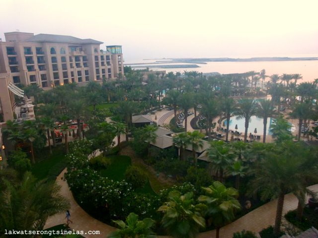 http://www.agoda.com/four-seasons-resort-dubai-at-jumeirah-beach/hotel/dubai-ae.html?cid=1651142