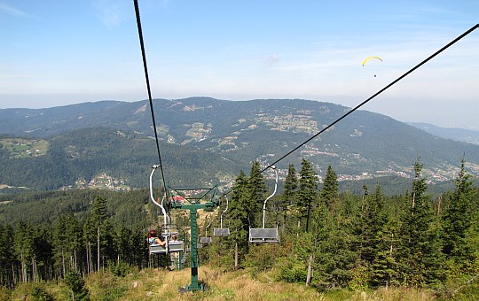 Zjeżdżamy ze Skrzycznego - przed nami piękna panorama na masyw Klimczoka.