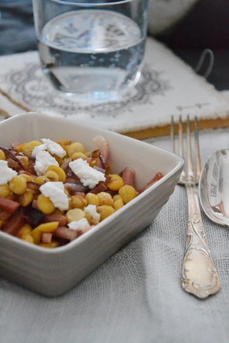 ceci con cipolle, speck e ricotta di capra