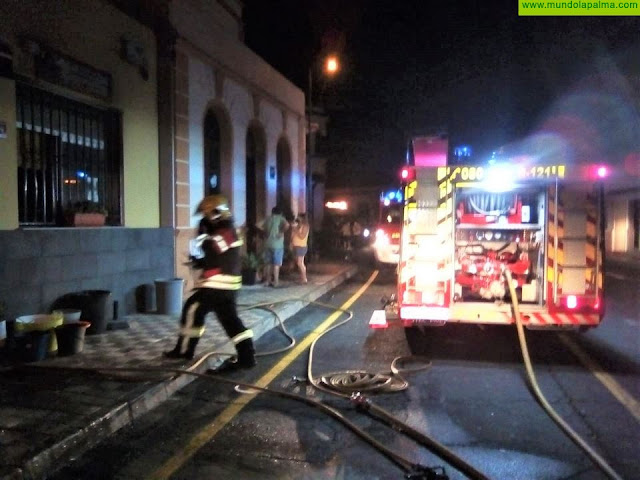 Los Bomberos de La Palma apagan un incendio en una pizzería en Fuencaliente