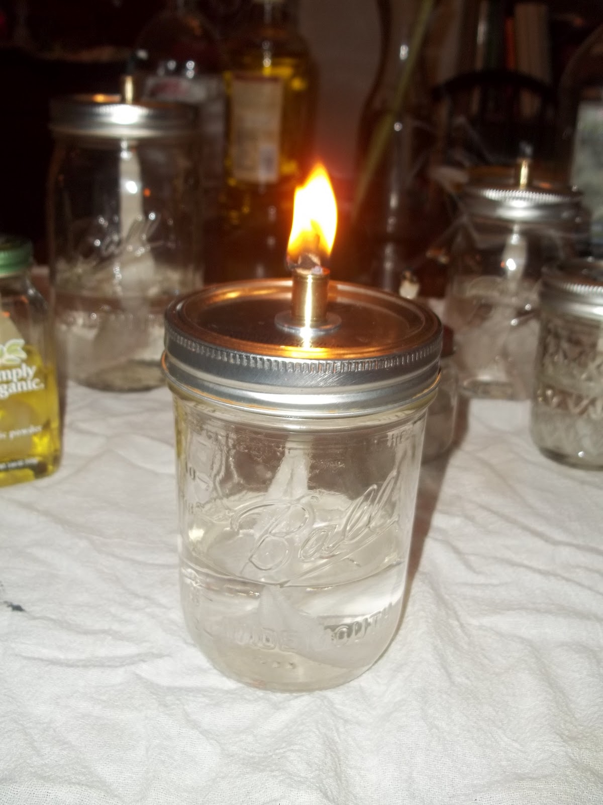 свечи с подсолнечным маслом. как сделать свечу из масла. керосиновая свеча из банки. масляная лампа из банки. свечка из растительного масла.