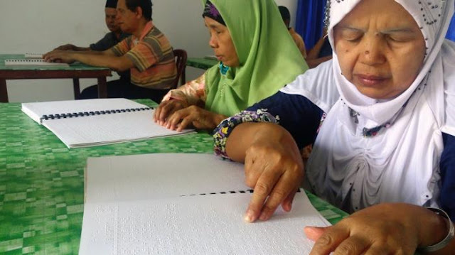 Haru ! Melihat Penyandang Tunanetra Secara Berjamaah Taddarus Al Qur`an Haru ! Melihat Penyandang Tunanetra Secara Berjamaah Taddarus Al Qur`an