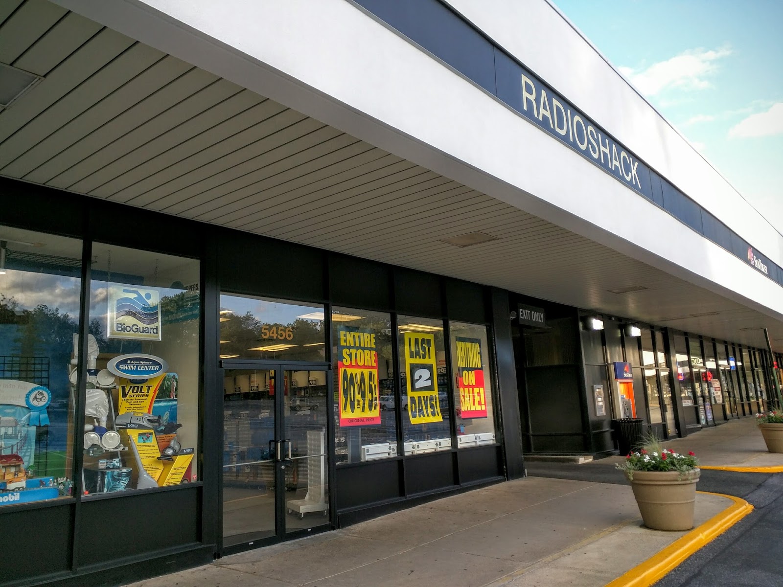 Robert Dyer Bethesda Row Sweetbay Yoga to take over RadioShack space