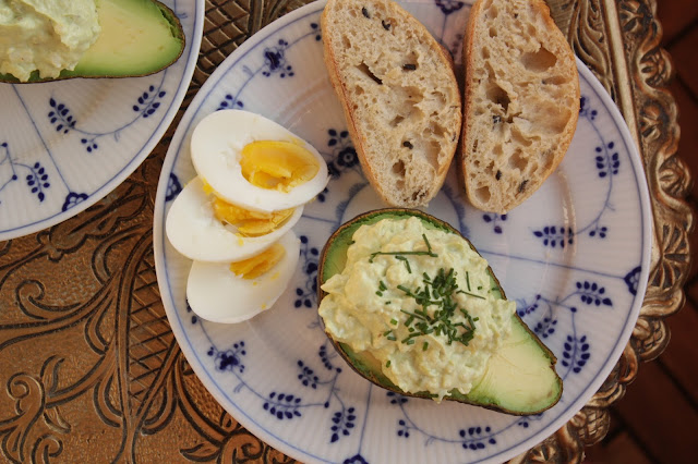Gefüllte Avocado mit Ei, Frischkäse und Fisch-Crème: http://kuechenliebelei.blogspot.com/2017/07/gefullte-avocado.html