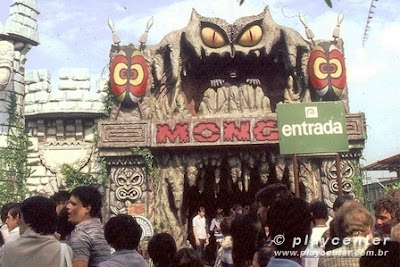 Nessa atração era possível num show de efeitos e ilusionismo visualizar ...