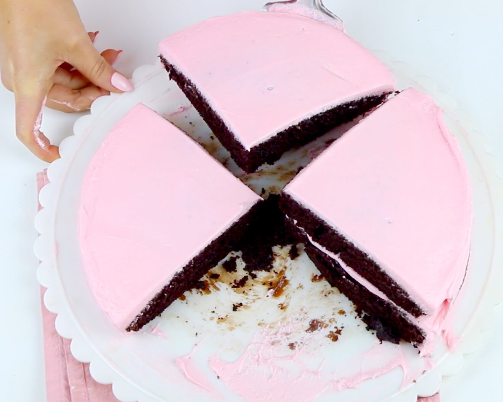 торт разрезанный на кусочки. нарезанный торт. порезанный торт кусок торта. нарезанный торт. режут торт.