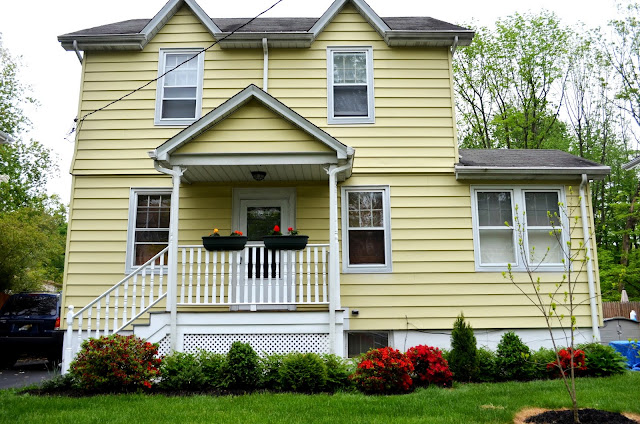 yellow front door images House with Front Yard | 640 x 424