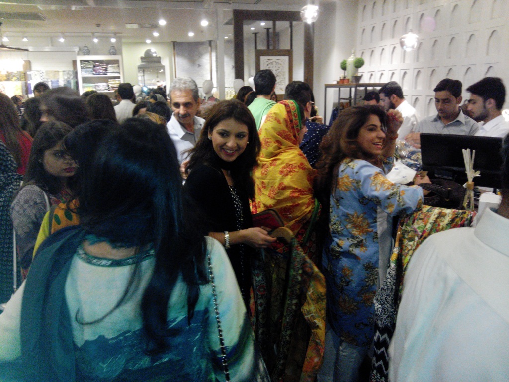 Sapphire Clothing, Elan official, Khadijah Shah, retail clothing in Pakistan, Retail brand of pakistan, Pakistani Retail Fashion, Affordable fashion, Affordable ready to wear, Affordable pakistani fashion, Latest Pakistani Trend, trending, red alice rao, redalicerao