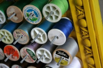 Como organizar linhas e bobinas no atelier Como organizar linhas e bobinas no atelier