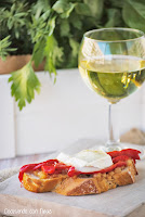 Tosta de pimientos asados con queso de cabra, cebolla caramelizada y miel 