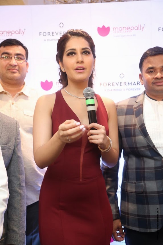 Raashi Khanna launches Forevermark Diamonds at Manepally Jewellers