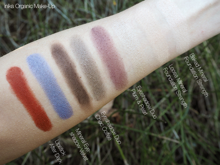 inika Make-Up Swatches: Mineral Foundation Strength (Baked und Loose), Eyeshadow Duos Plum & Pearl und Choc Coffee, Mineral Eyeshadow Velvet und Lipstick After Dark