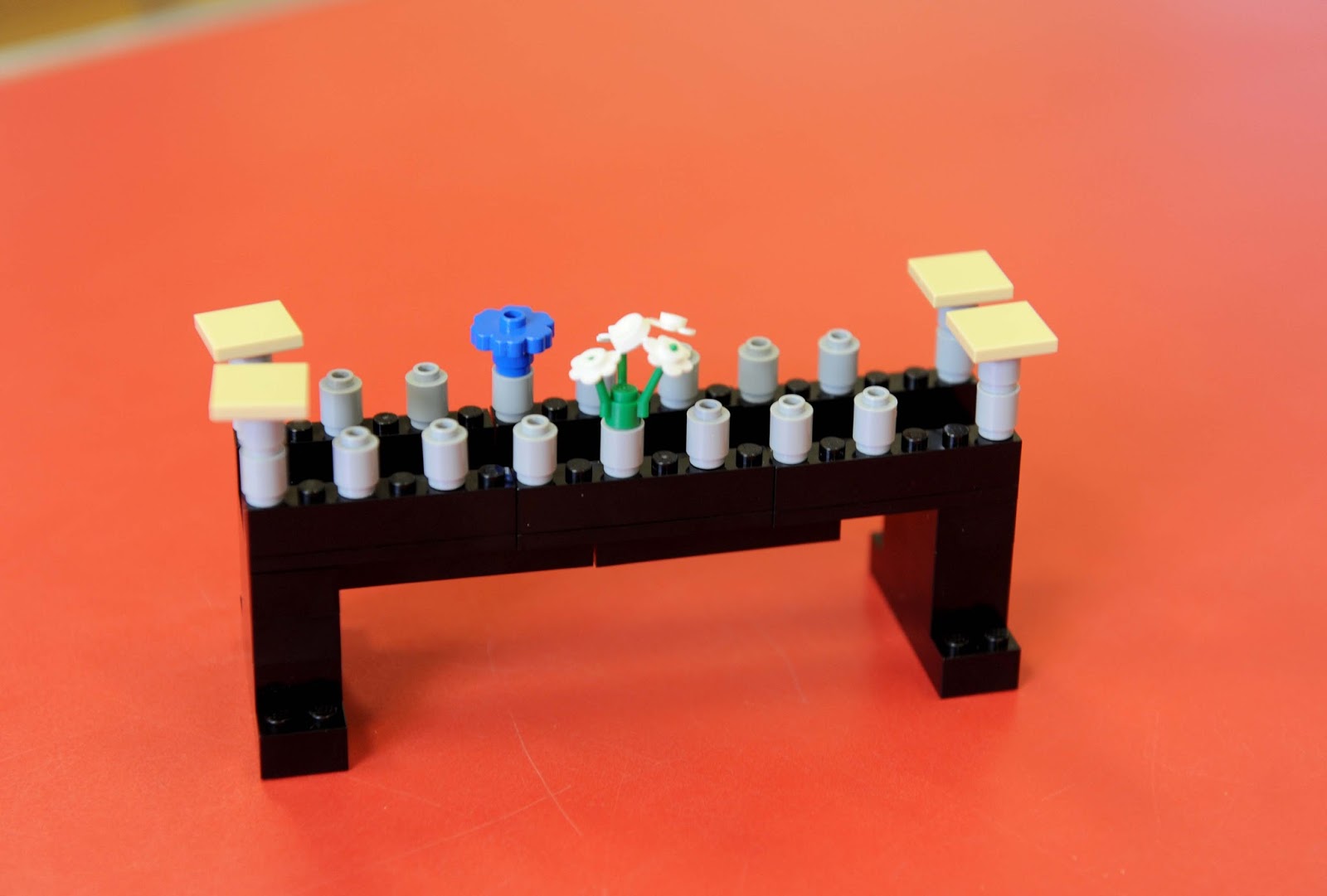 Дети строили мост из лего длиной