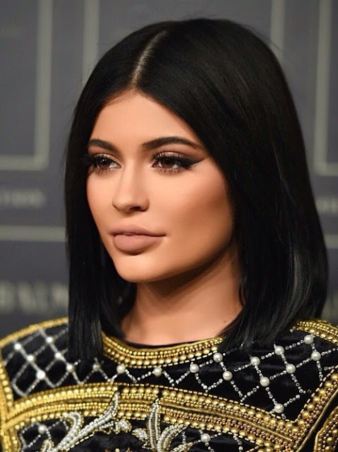 Kylie Jenner se dúvidas é inspiração, além de ter a sua própria marcar de cosméticos, para muitas meninas que amam maquiagem e beleza ela é uma grande inspiração, pois ela sempre tem algo novo para mostrar. Aqui você vai se inspirar nessa 8 makes incríveis da Kylie Jenner.