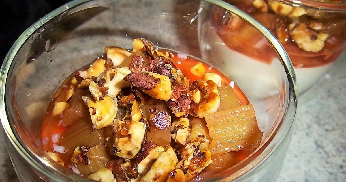 Estragon-Joghurt-Mousse mit Rhabarberkompott und gerösteten Haselnüssen