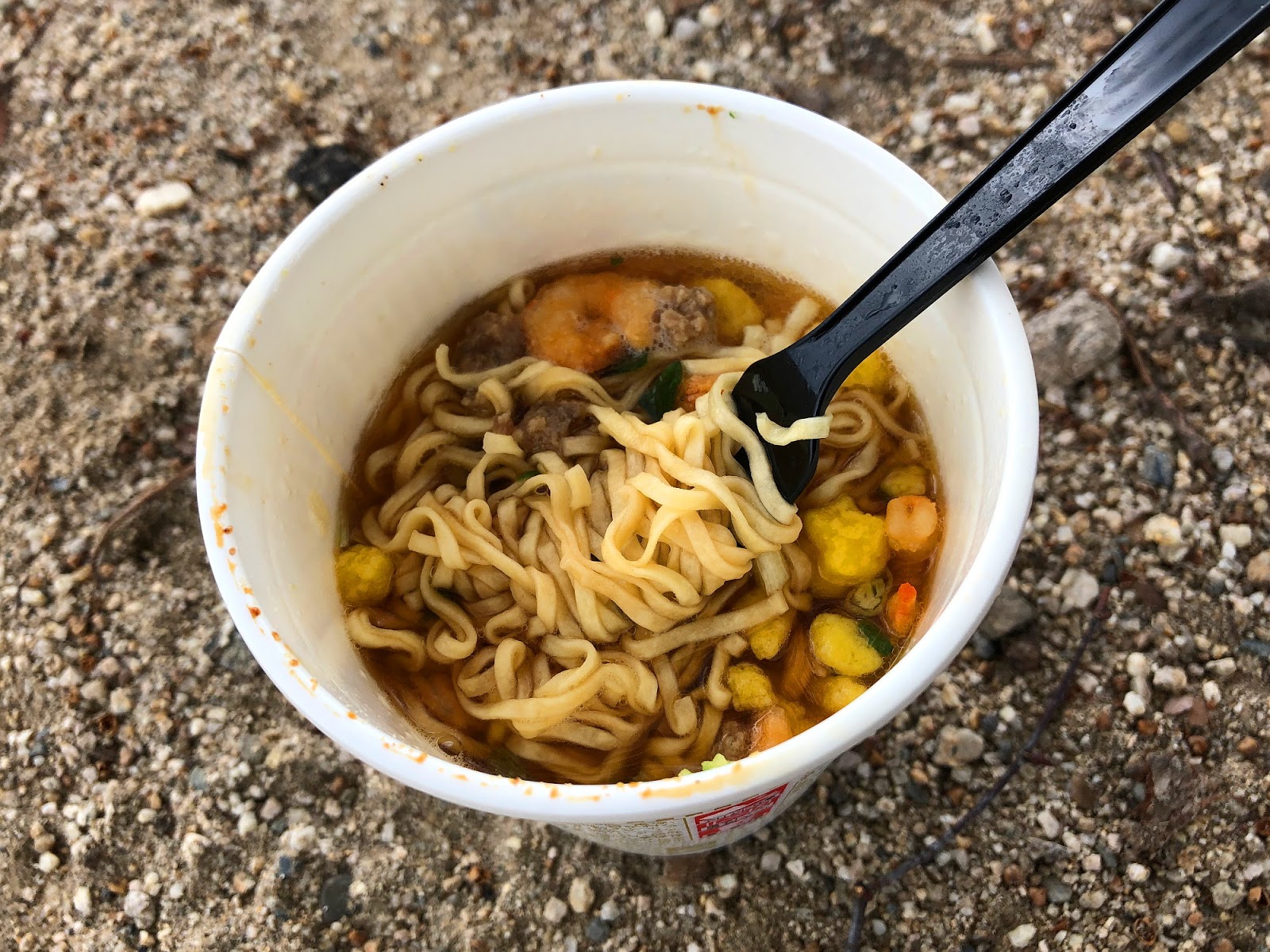 インスタント遊日記 秋の河川敷 公園 で食べるカップヌードルは美味しい