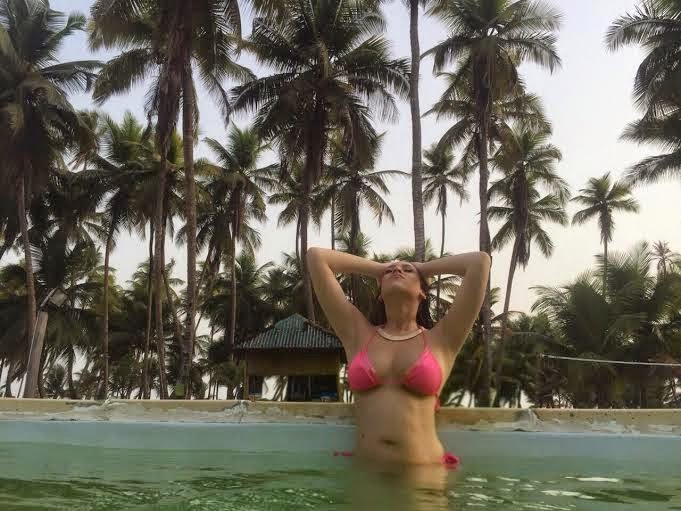 IK Ogbonna's Fiancee Flaunts Pregnant Bikini Body + Loved-up Beach Pho...