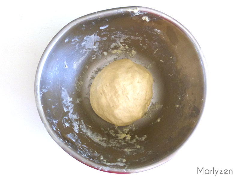 Pétrir la pâte à muffin anglais.