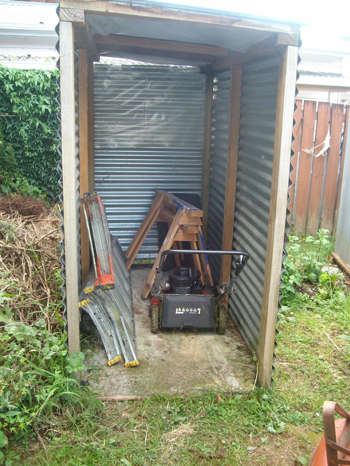 Bobbs Build a lawn mower shed