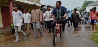 Nurdin berkeliling di Dabosingkep dengan sepeda sekaligus mengajak masyarakat untuk tetap menjaga kebersihan lingkungan.