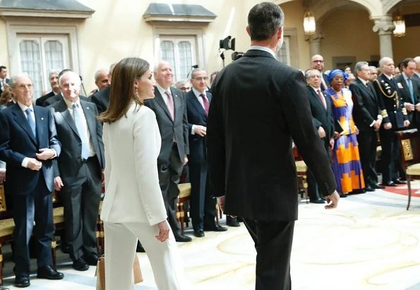 Queen Letizia carried Carolina Herrera Authentic NWT and Authenticity Card Camelot Collection Handbag, white blazer and trousers, Magrit pumps