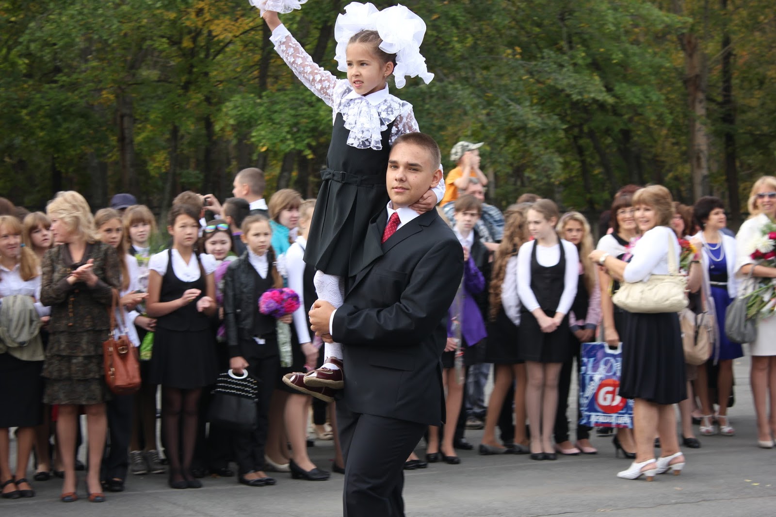 МБОУ СОШ №28 : Торжественная линейка «Первый звонок».