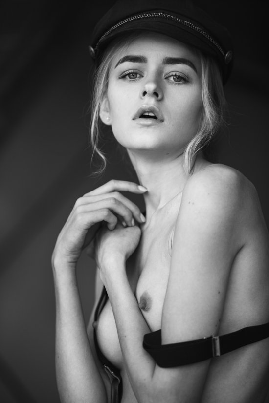Yana Nahorniak modelo ucraniana loira blasé esguia peitos nudez fotografia artística Hannes Walendy