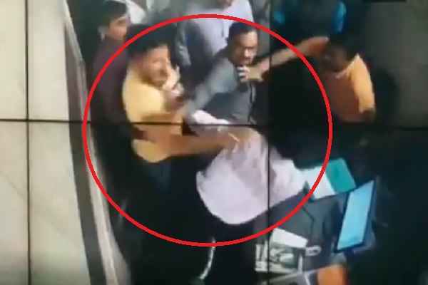 kanpur-dehat-bjp-president-and-his-son-beaten-toll-plaza-employee